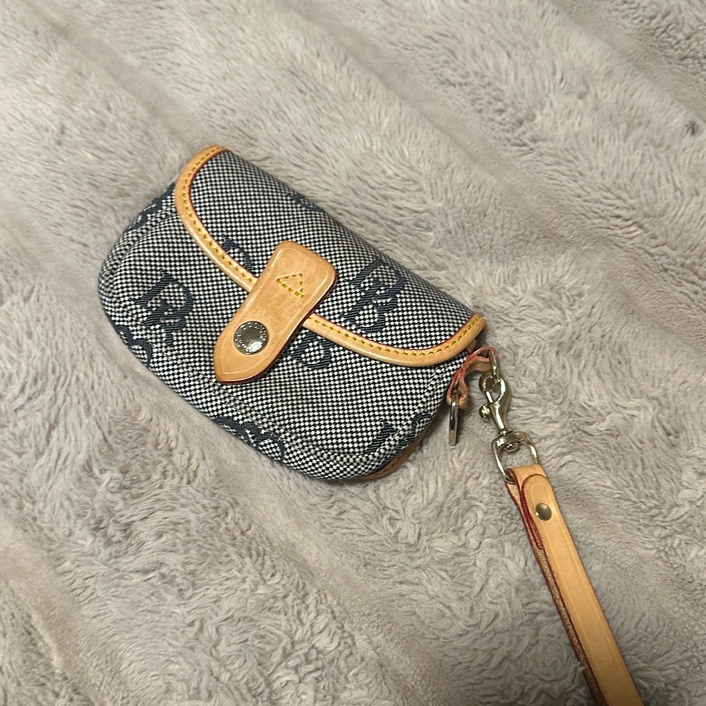 Dooney and Bourke wallet VINTAGE AND AUTHENTIC